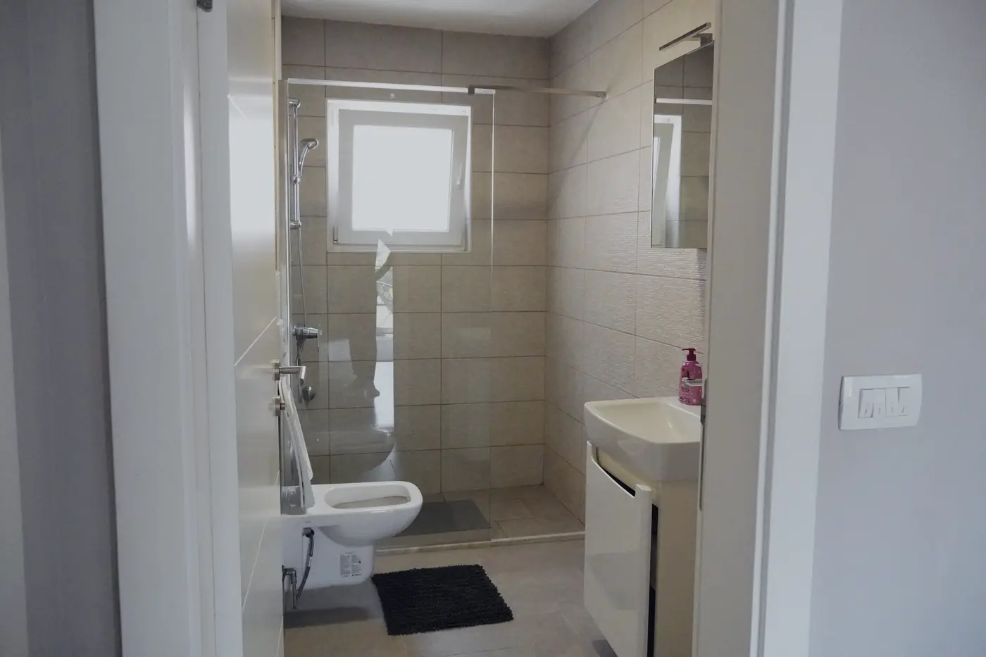Kupatilo s tušem · Apartman Panorama Sarajevo